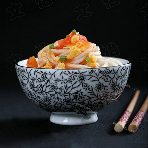 美味的西红柿鲜虾鸡蛋面