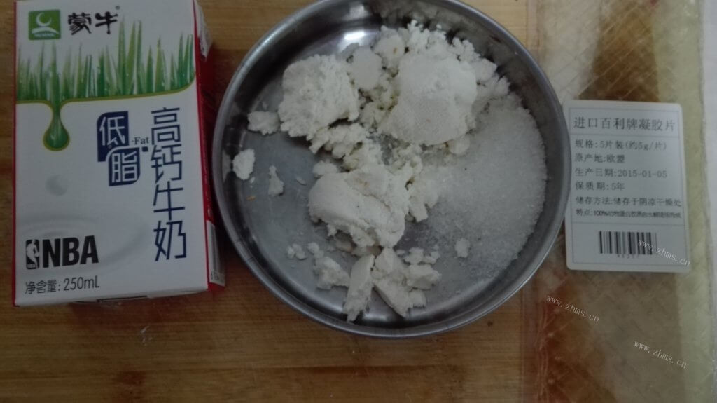 美味的草莓奶酪凉糕做法图解1)