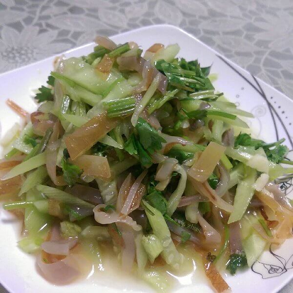 美味的凉拌海蜇蕨根粉
