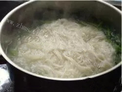 色香味俱全的菠菜牛肉粉做法图解3)