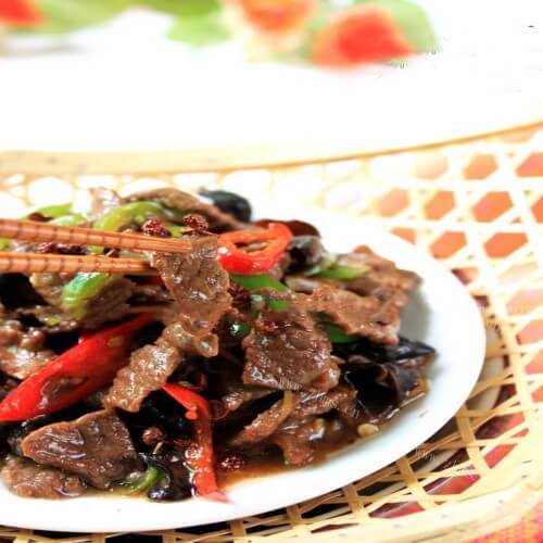 可口的椒香麻辣牛肉