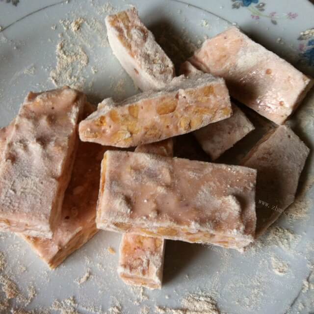 热腾腾的草莓花生牛轧糖