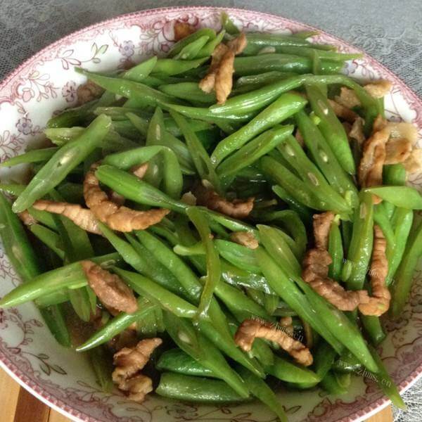 美味的四季豆烧烤肠
