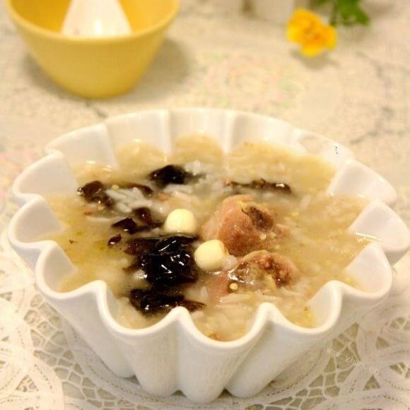 美味的莲子木耳鸭腿粥 