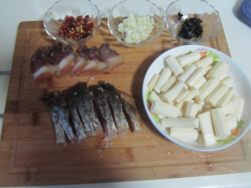 美味铁棍蒸腊肉做法图解2)