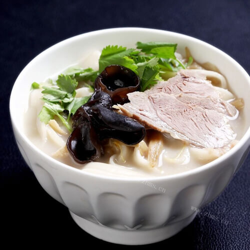 美味的猪肉烩面 