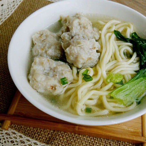 美味的茄汁鱼丸面