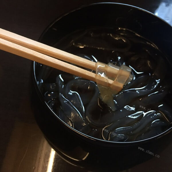 美味的冰爽黑凉粉
