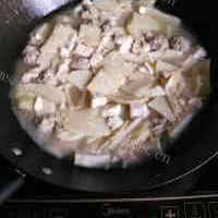 鲜美春笋肉丸豆腐汤的做法图解八