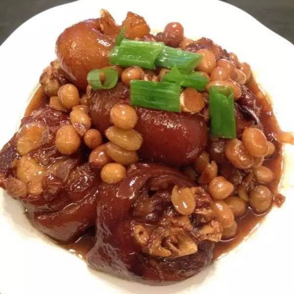 美味的酸甜黄豆焖猪手