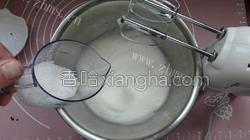 美味的玫瑰燕麦戚风蛋糕做法图解10)