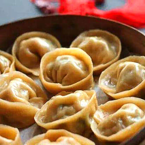 美味的胡萝卜肉元宝馄饨