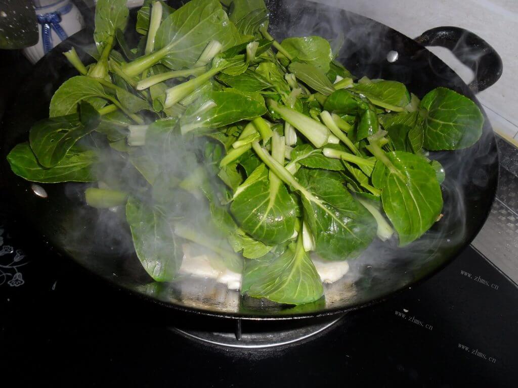 美味的豆腐炒上海青做法图解4)