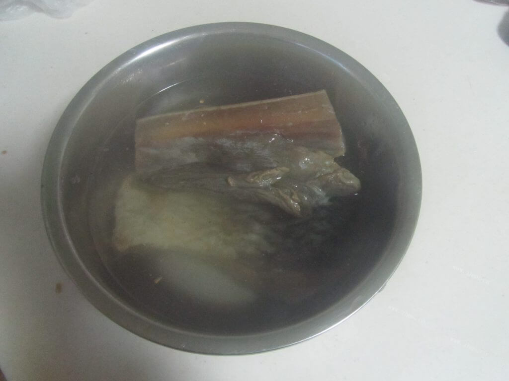 美味铁棍蒸腊肉做法图解1)