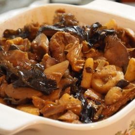 美味的香菇腐竹烩土豆