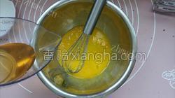 美味的玫瑰燕麦戚风蛋糕做法图解4)