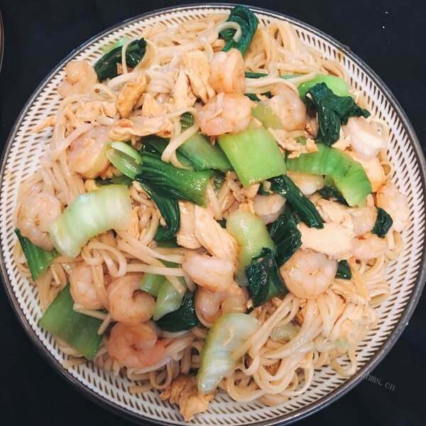 美味韩式鱿鱼虾仁炒面