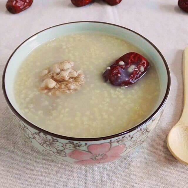 营养的红枣核桃小米粥