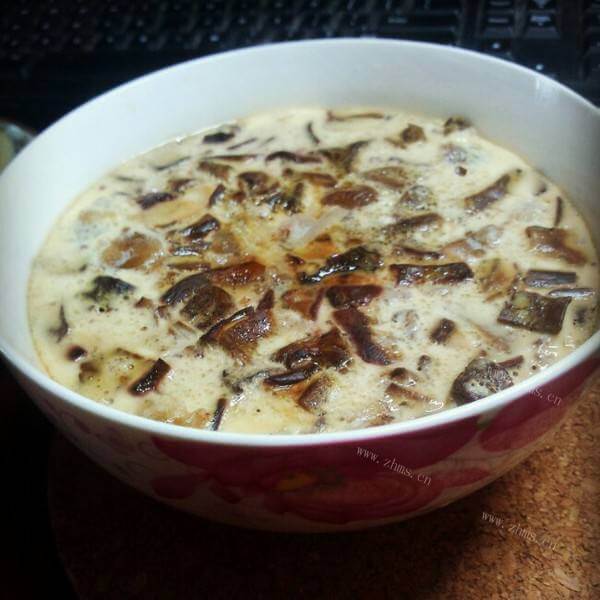 美味的牛肝菌豆腐汤