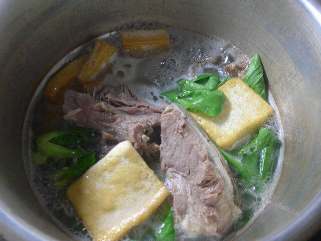 营养健康的青菜豆腐肉骨汤 做法图解8)