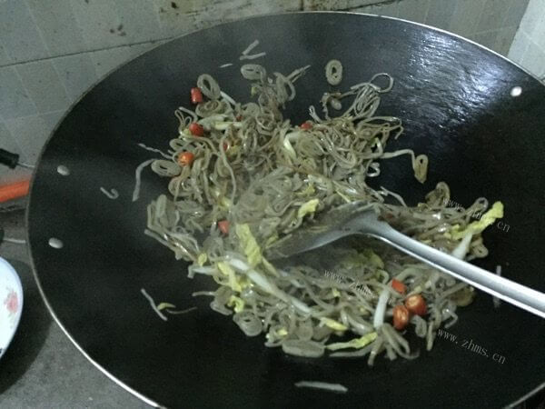 香喷喷香炒鱼面做法图解4)
