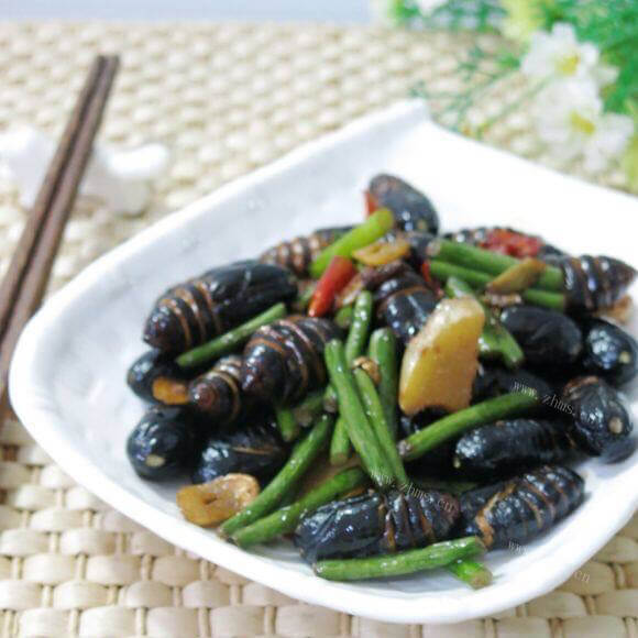 「家有大厨」蒜薹炒茧蛹