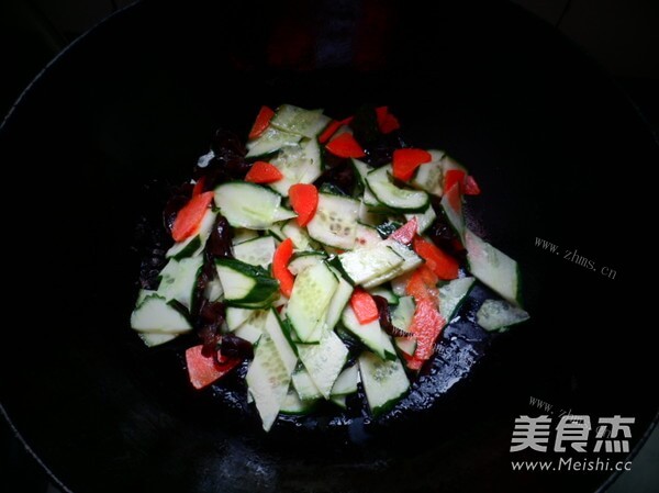 健康营养的炒三色素菜做法图解4)