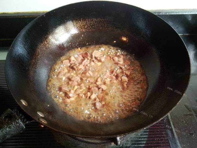 美味的牛肉丁扁豆饭做法图解3)