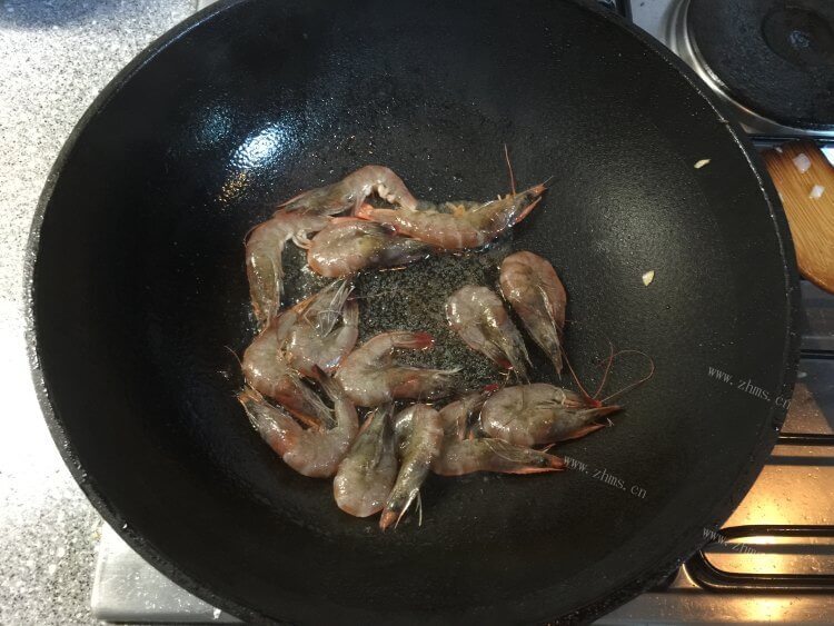 美味的海鲜墨鱼意面做法图解3)