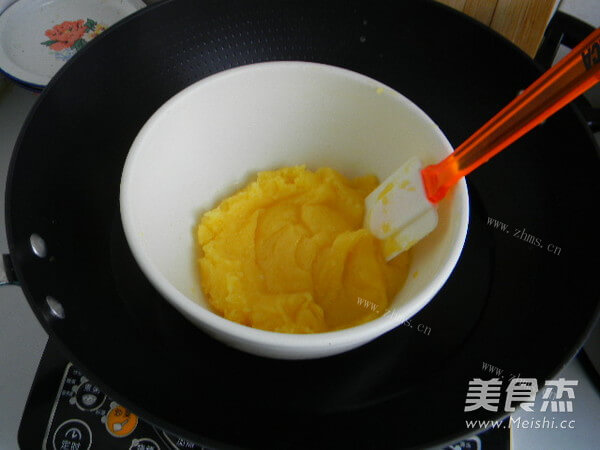 好吃的椰香奶黄馅冰皮月饼做法图解15)