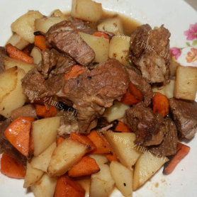 营养丰富的牛肉炖土豆胡萝卜