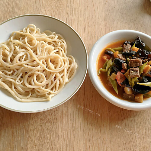 美味的新疆拌面