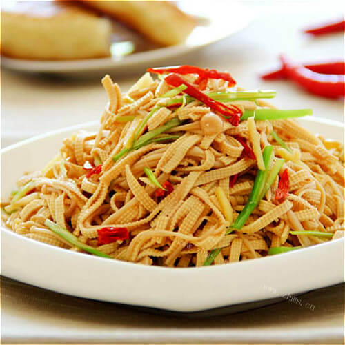 回味无穷的金针菇炒豆皮