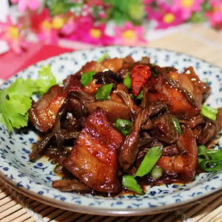 好吃的五花肉焖草菇