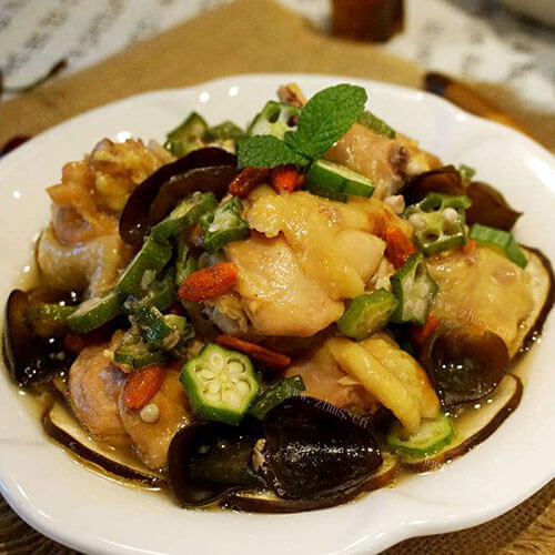 好吃的香菇鸡肉炒秋葵 