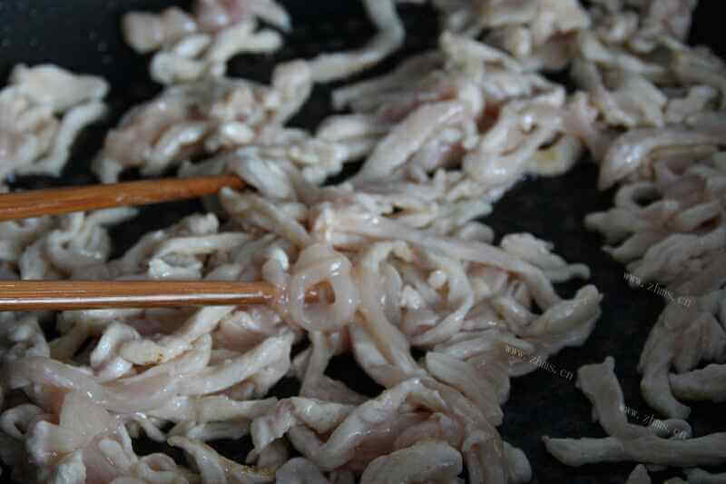 美味的鱼香鸡胸肉做法图解2)