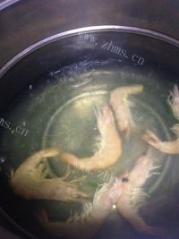 美味的蟹黄鲜虾滑蛋羹做法图解2)