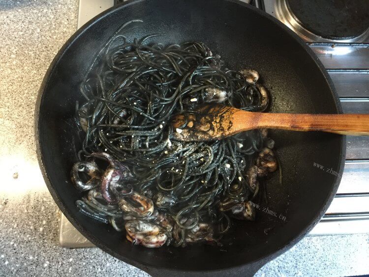 美味的海鲜墨鱼意面做法图解11)