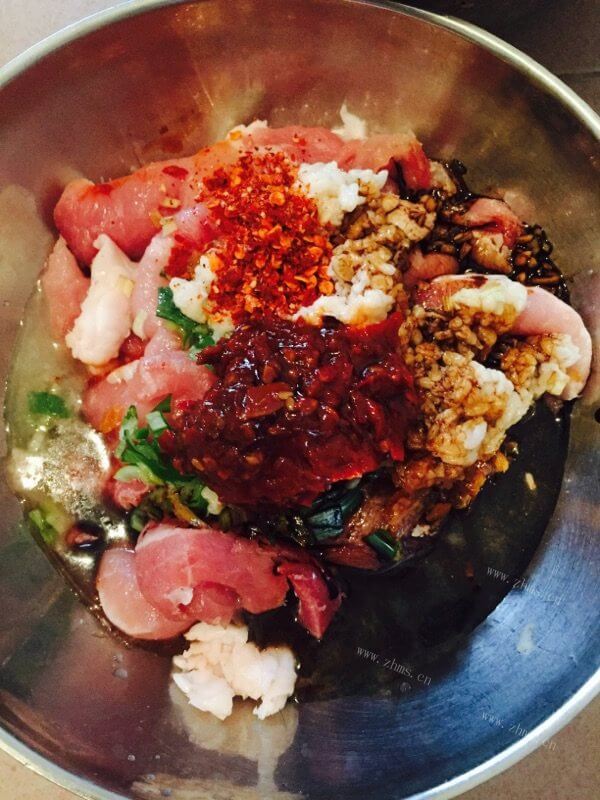美味可口的川版粉蒸肉做法图解2)