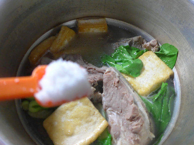 营养健康的青菜豆腐肉骨汤 做法图解9)