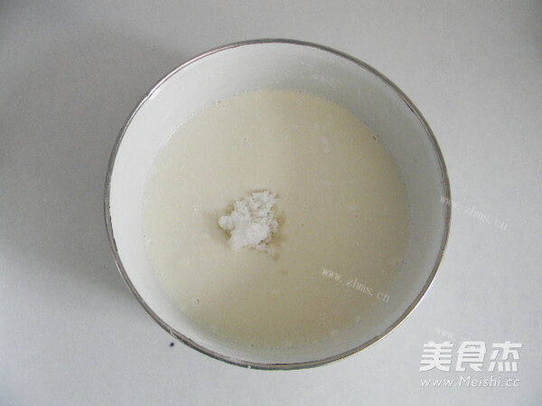 好吃的椰香奶黄馅冰皮月饼做法图解4)