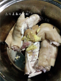 养生好汤花生莲藕炖猪脚做法图解4)