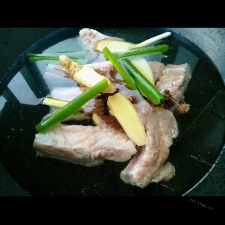 营养美味的玉米胡萝卜莲藕排骨汤做法图解6)