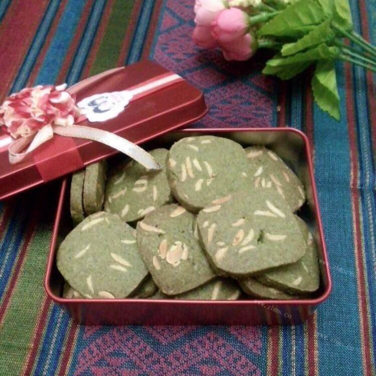 诱人的抹茶杏仁饼干