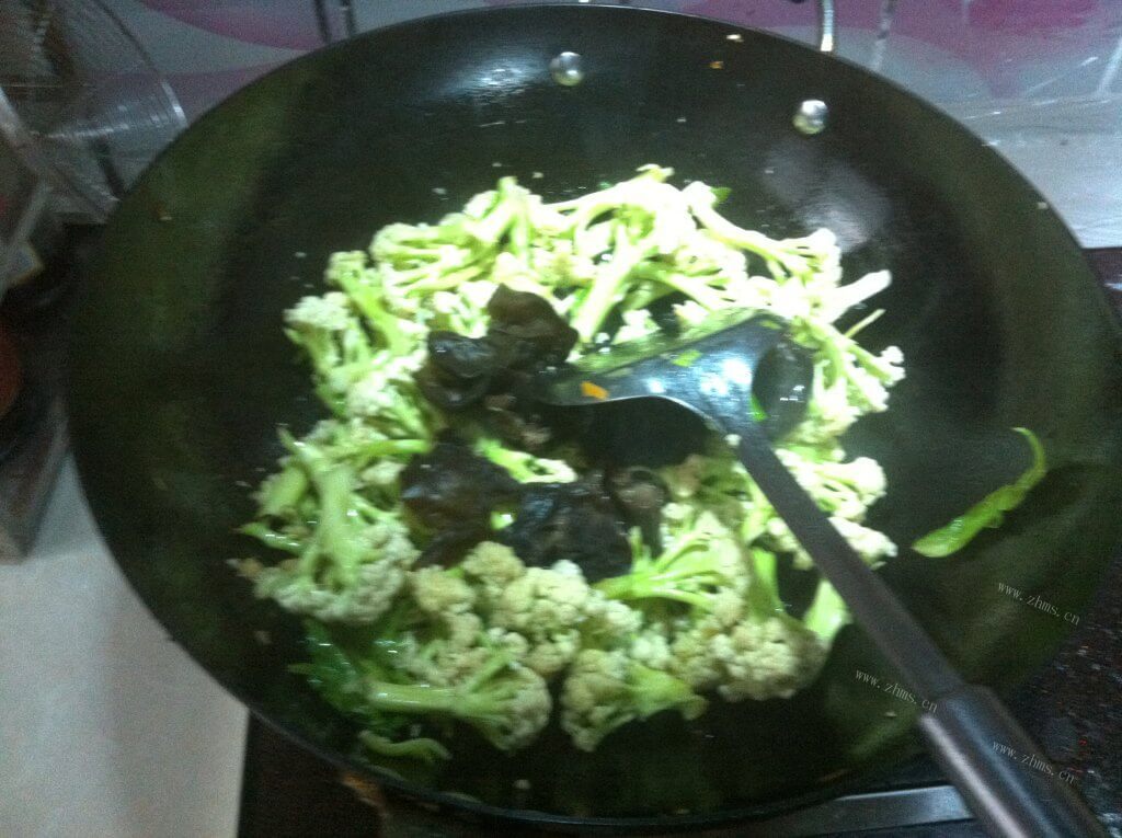 营养丰富的清炒菜花木耳做法图解6)