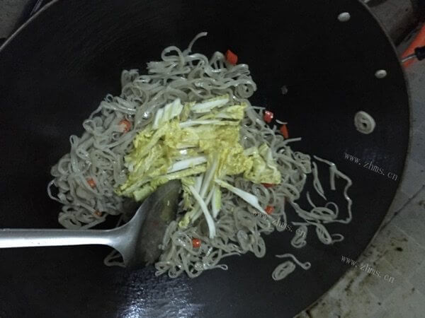 香喷喷香炒鱼面做法图解3)