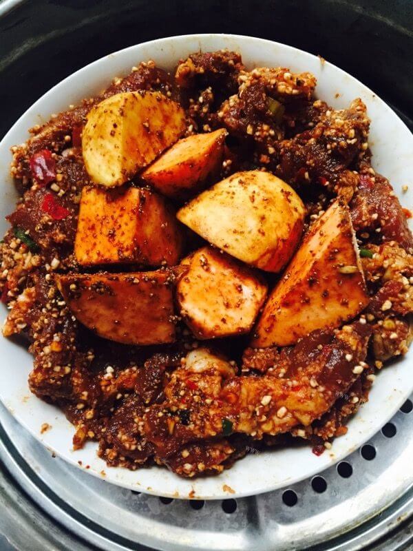 美味可口的川版粉蒸肉做法图解5)