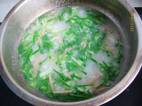 美味的杂蔬火腿粥做法图解5)