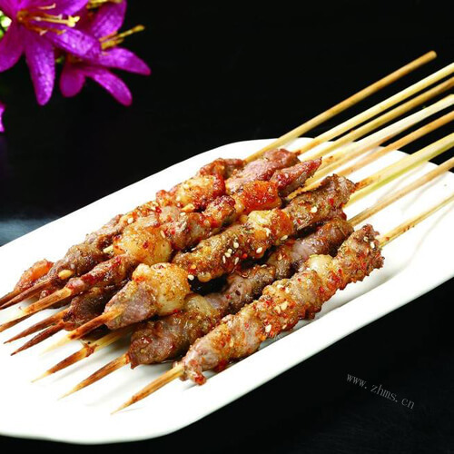 诱人的羊肉串的烤法 