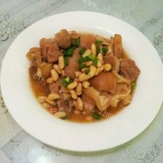 营养的黄豆炖猪蹄汤 